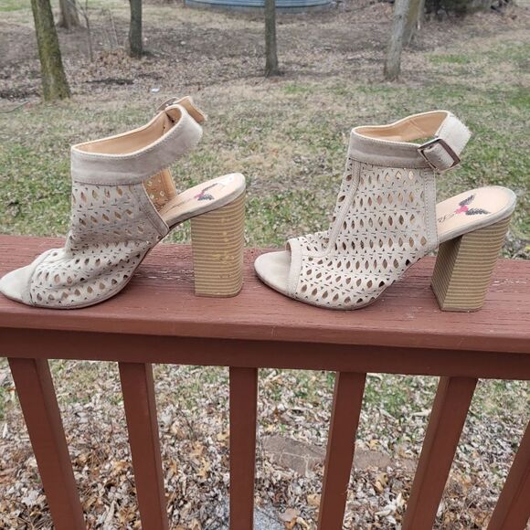 Penny Loves Kenny Beige Laser Cut Open Toe Stacked Heel Sandals Size 8.5 - Picture 4 of 12